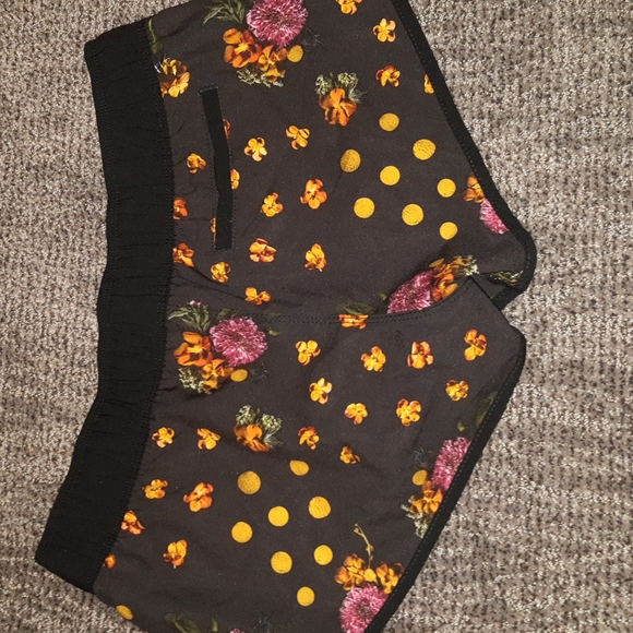 Hurley floral black, pink and gold women's shorts size small - Picture 5 of 6
